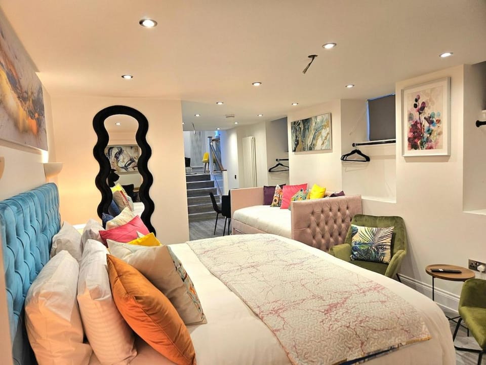 Stylish & Central Design Apartment- 3 Beds Apartment in Edinburgh