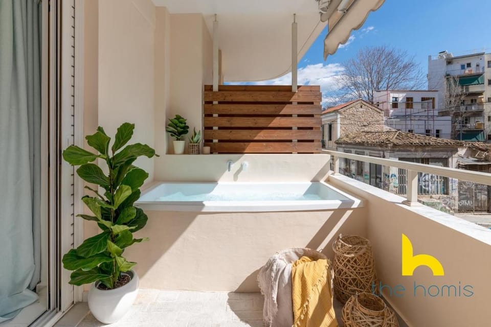 Modern Sunny Apt Whirlpool & Parking & 5 min Acropolis Apartment in Athens
