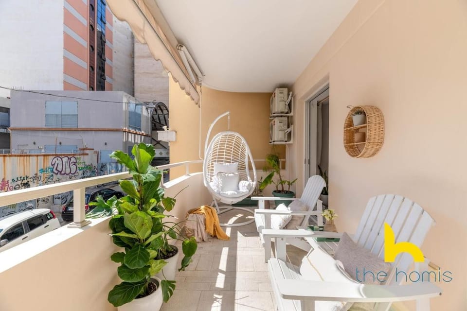 Modern Sunny Apt Whirlpool & Parking & 5 min Acropolis Apartment in Athens