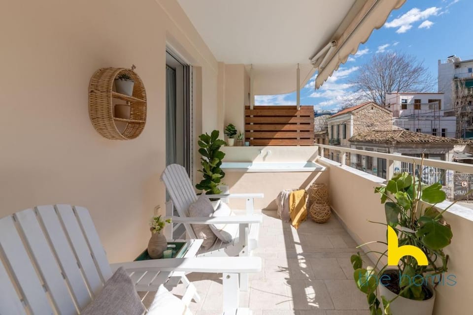 Modern Sunny Apt Whirlpool & Parking & 5 min Acropolis Apartment in Athens