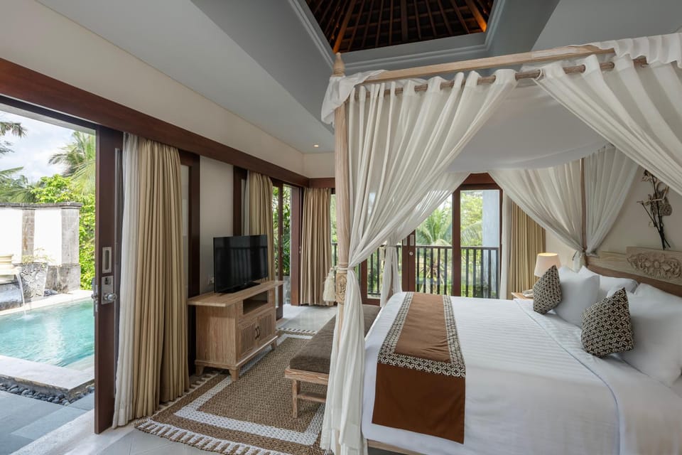 Communal lounge/ TV room, Bed, Natural landscape, TV and multimedia, View (from property/room), Balcony/Terrace, Photo of the whole room, Pool view, Swimming pool, sunbed, towels