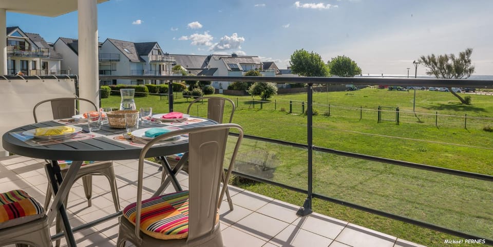 REF 321 - LARMOR PLAGE appartement type 3 vue mer Apartment in Ploemeur