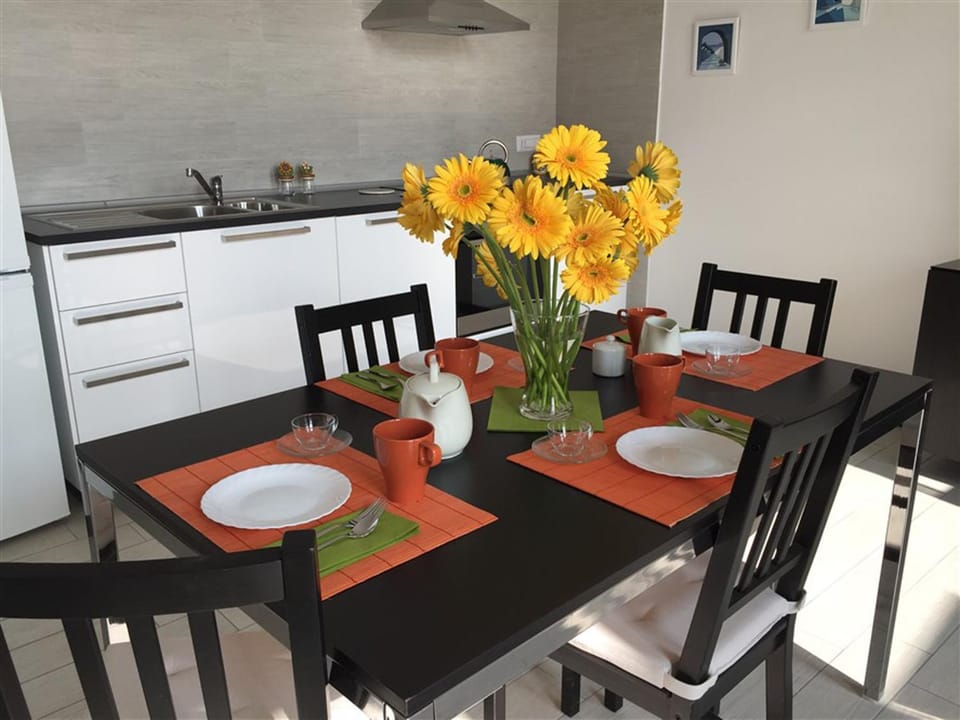 Coffee/tea facilities, Dining area