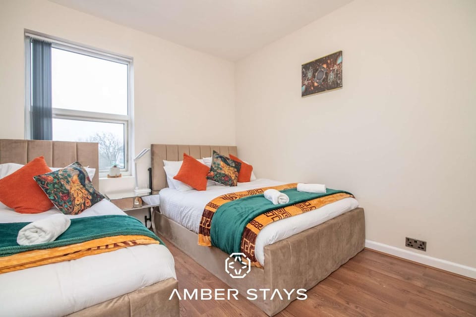 Modern 2 Bed Home in Birmingham by Amber Stays Perfect for Small Groups and Business Stays Sleep 6 House in Oldbury