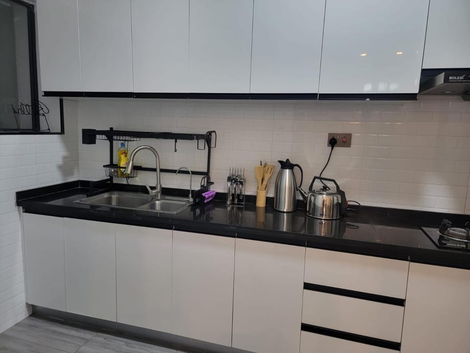 Executive elegantly furnished three bedroom apartment with all modern facilities ,modern swimming pool ,fully equipped gym,children playground and close proximity to major shopping centers and gourmet restaurants Apartment in Nairobi County
