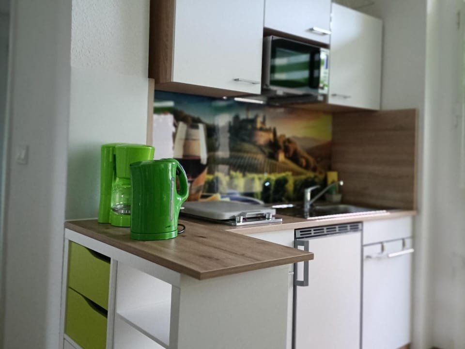 Coffee/tea facilities, Kitchen or kitchenette, stove