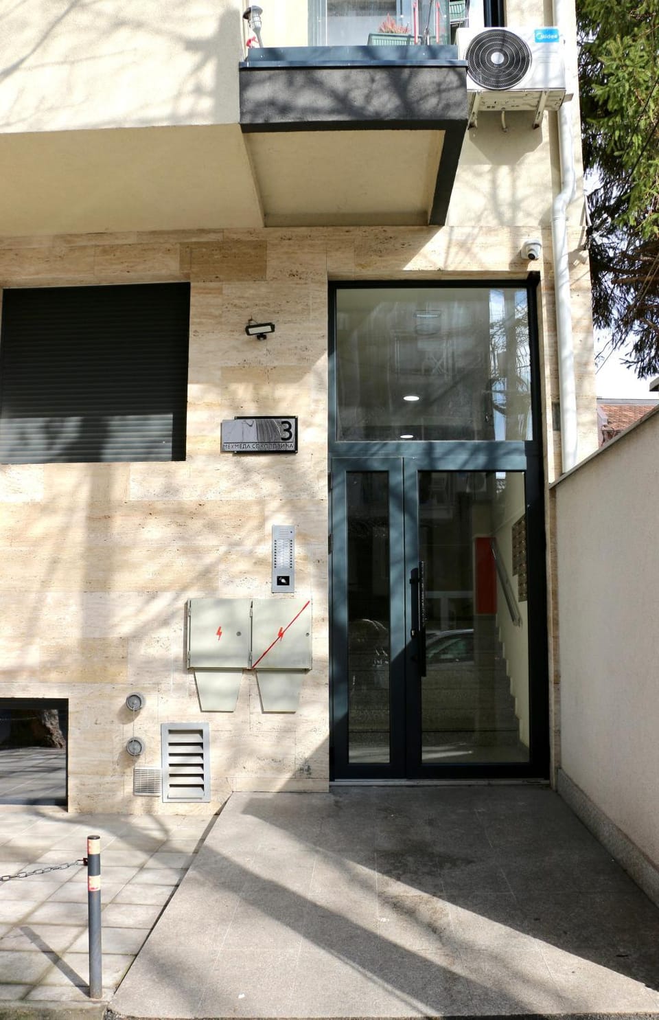 Facade/entrance