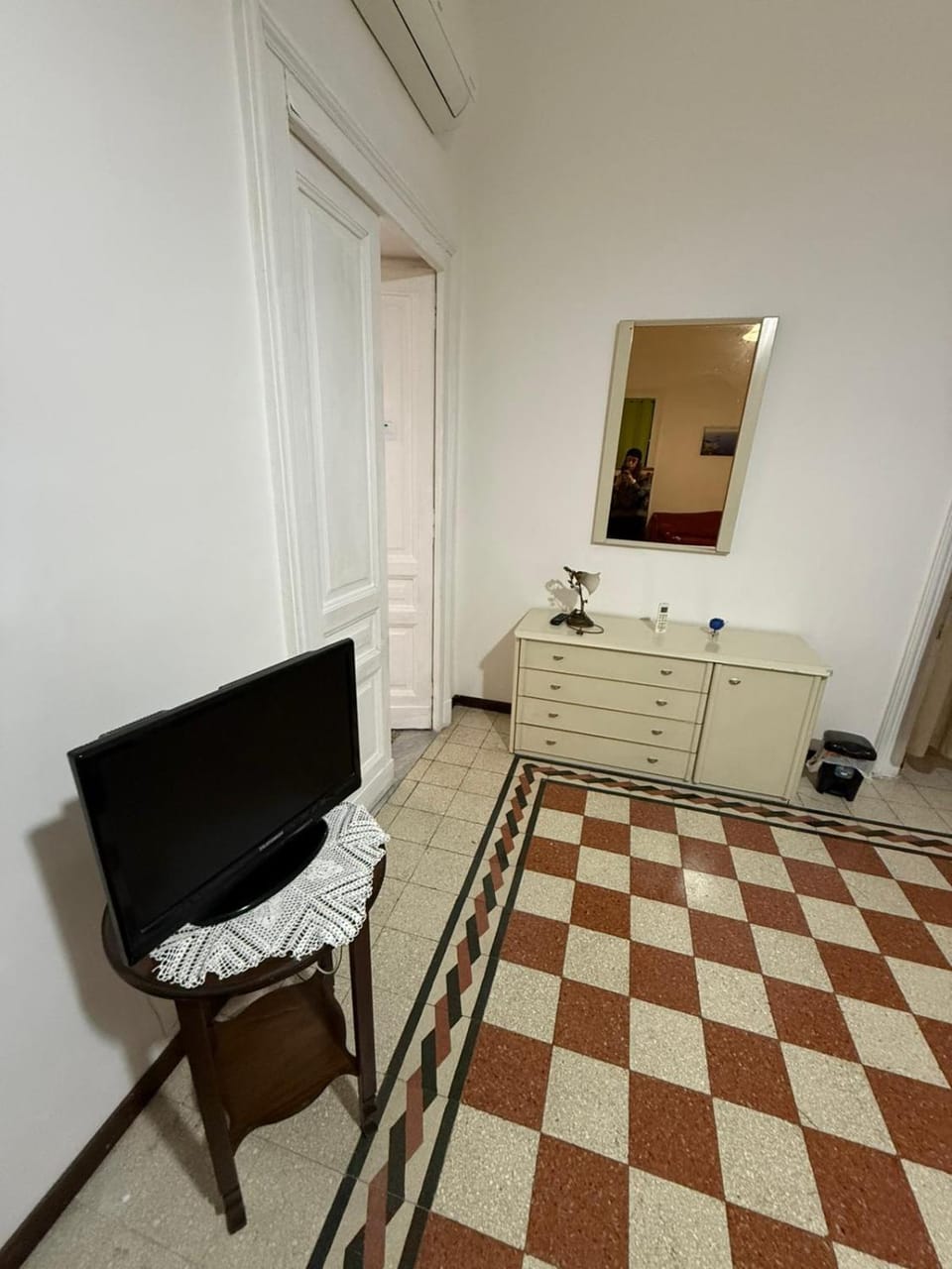 Bed, TV and multimedia, Bedroom