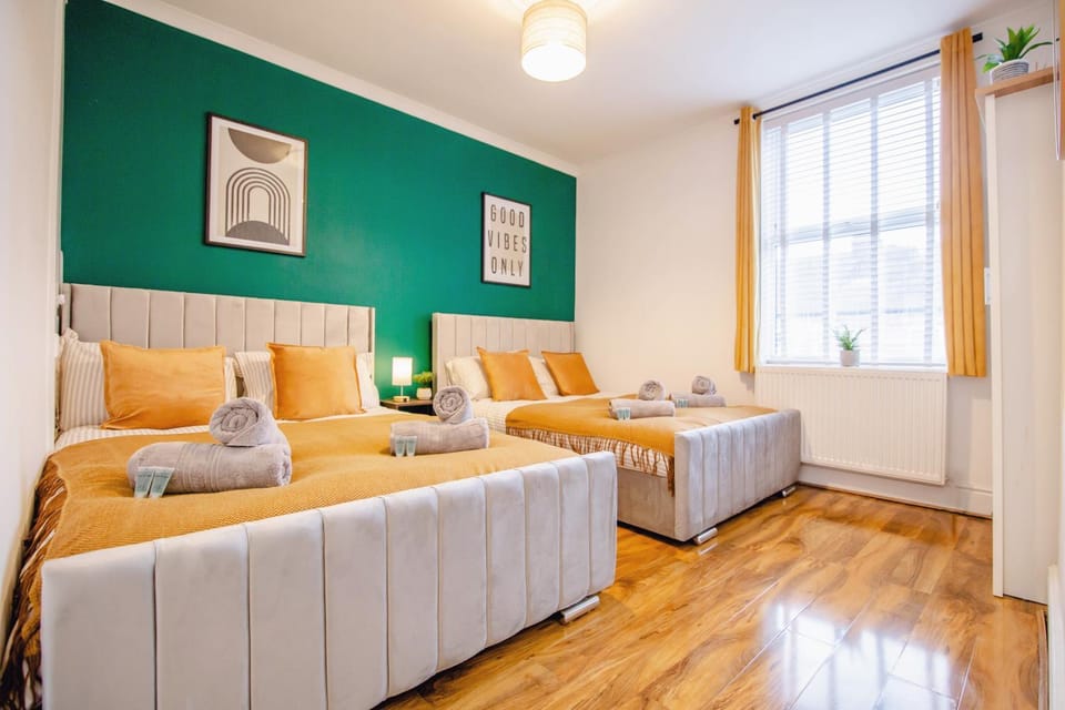 Bed, Living room, Photo of the whole room, Seating area, Bedroom