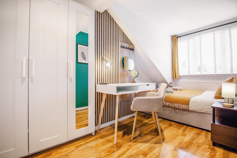 Bed, Seating area, Bedroom, wardrobe