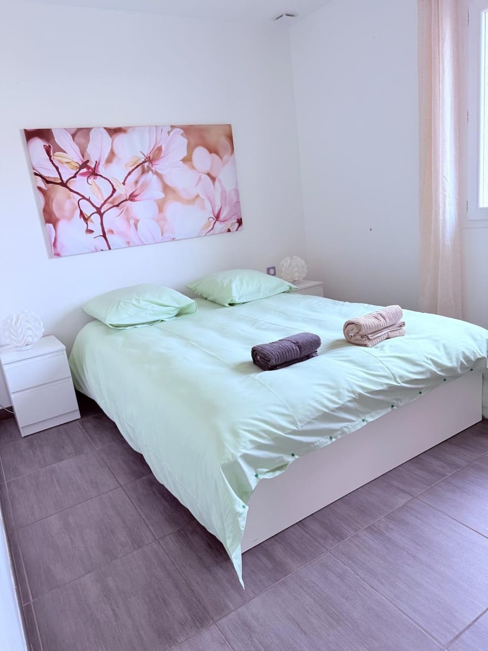 Bed, Photo of the whole room, Bedroom, towels
