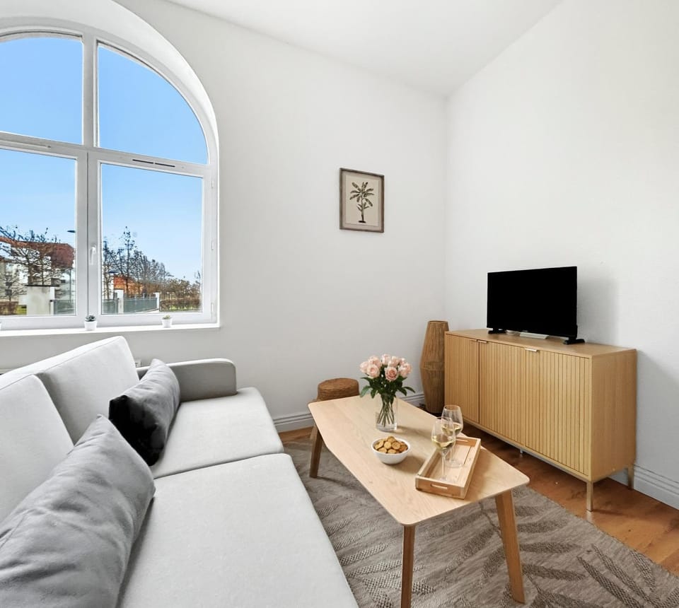 Communal lounge/ TV room, TV and multimedia, Living room, Seating area, Dining area, Evening entertainment