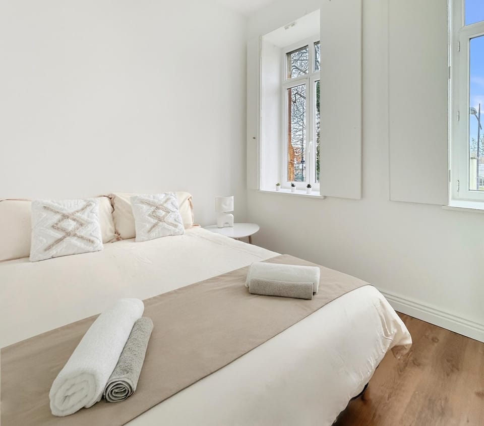 Bed, Photo of the whole room, Bedroom, towels