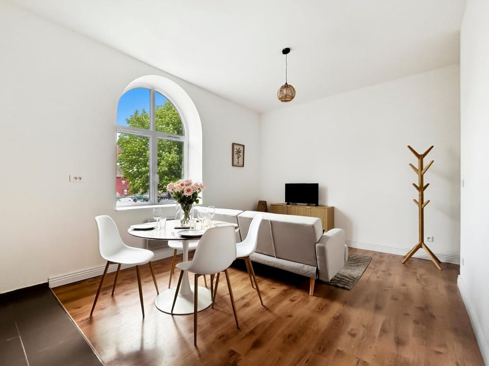TV and multimedia, Living room, Seating area, Dining area