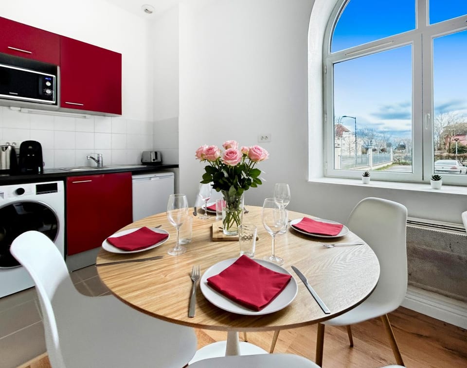 Kitchen or kitchenette, Dining area, stove