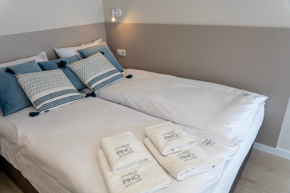 Bed, towels