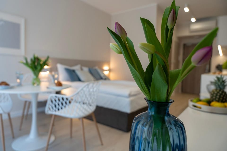 Bed, Seating area, Bedroom