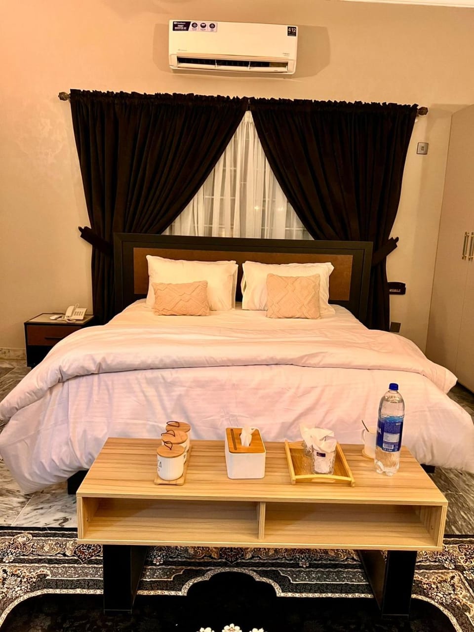 Bed, Photo of the whole room, Bedroom, air conditioner