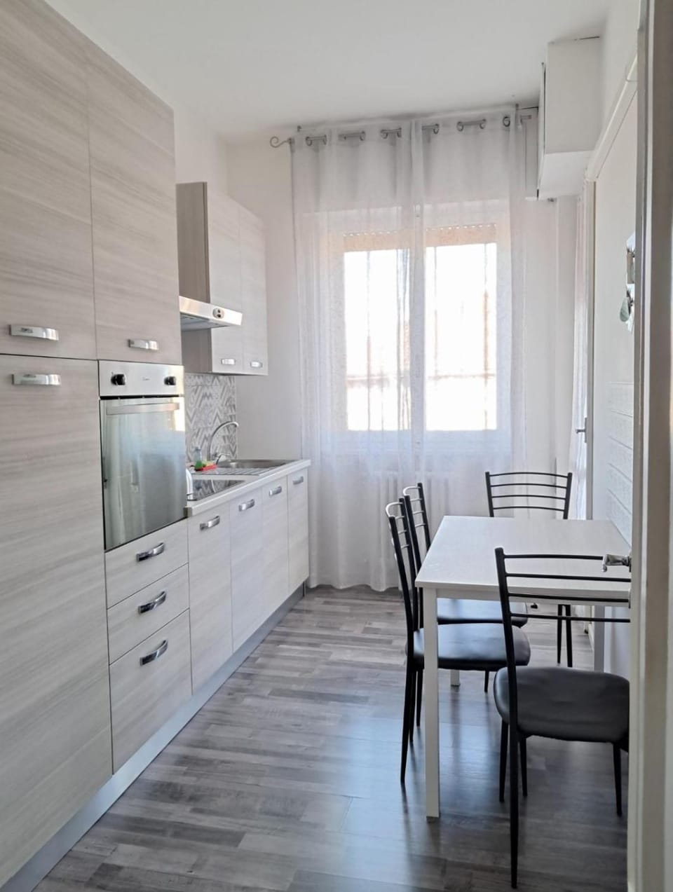 Kitchen or kitchenette, Dining area, oven, stove