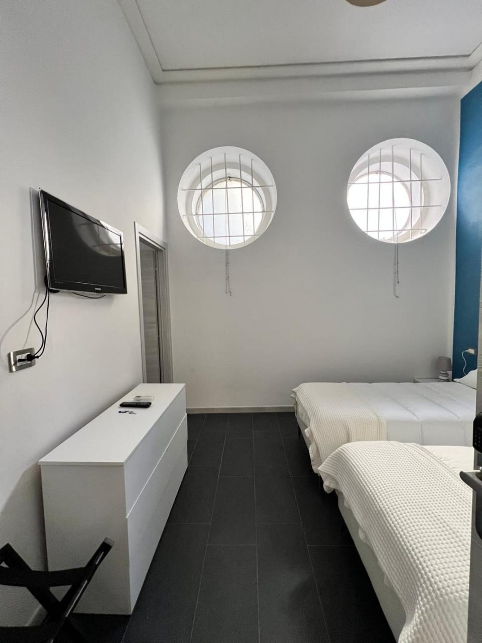 Bed, TV and multimedia, Photo of the whole room, Bedroom