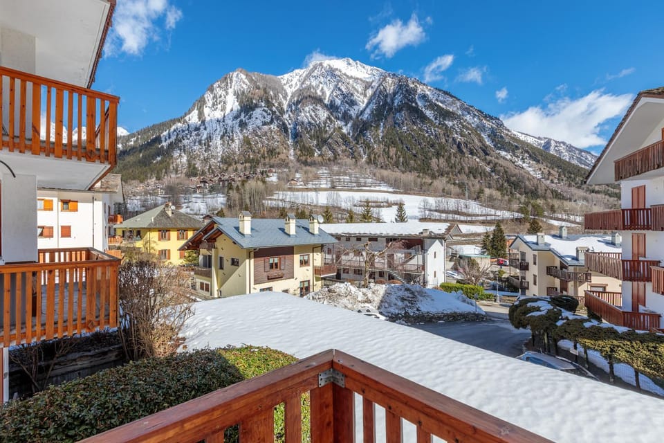 Property building, Nearby landmark, Spring, Day, Natural landscape, Winter, Mountain view, Parking