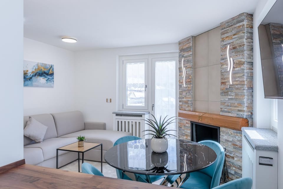 TV and multimedia, Kitchen or kitchenette, Living room, Seating area, Dining area