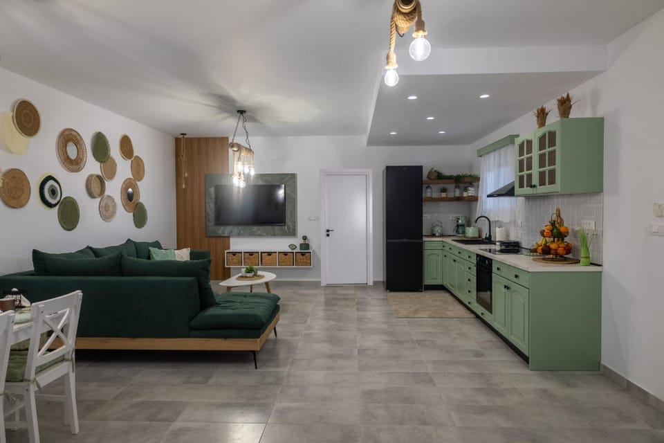 TV and multimedia, Kitchen or kitchenette, Living room, Seating area, Dining area, oven