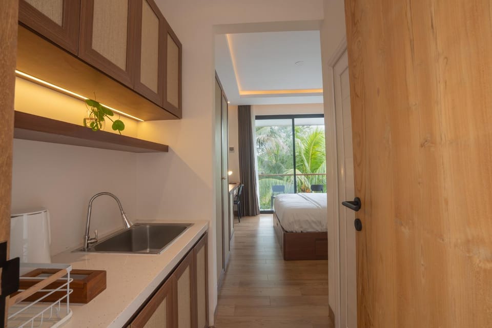 Kitchen or kitchenette, minibar