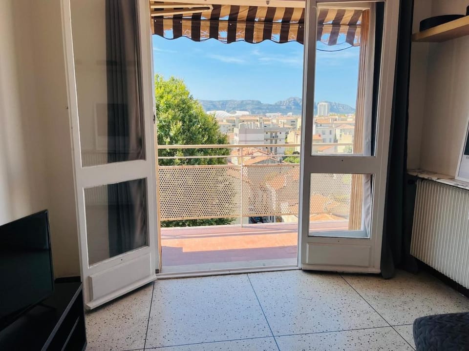 Appartement calme donnant sur le Stade Vélodrome Apartment in Marseille