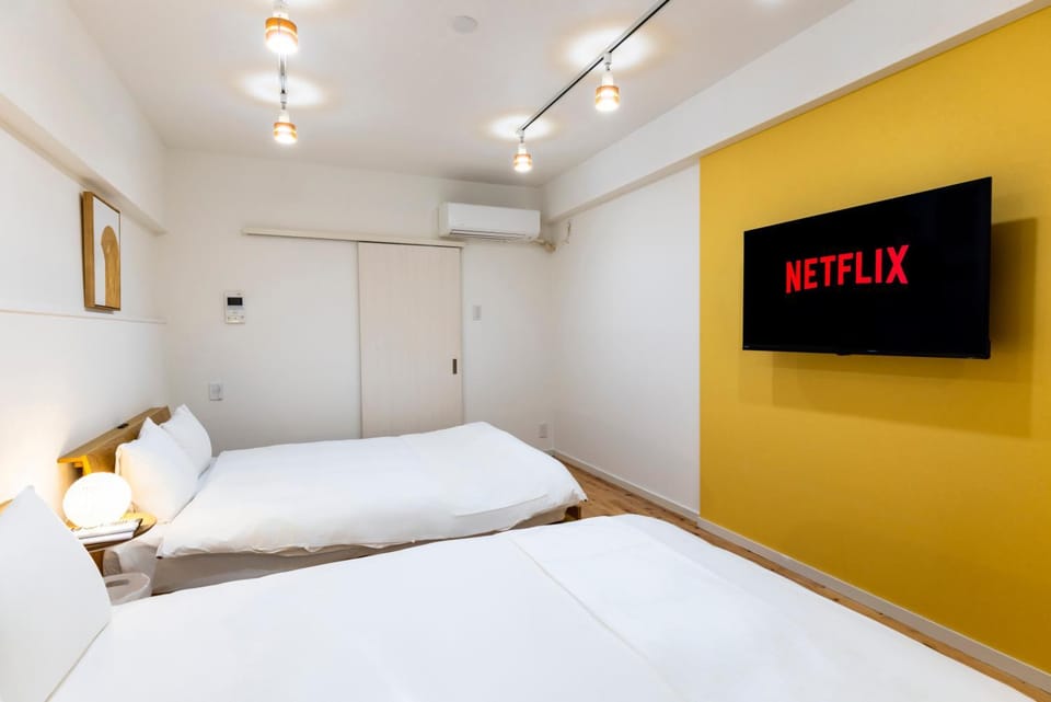 Bed, TV and multimedia, Bedroom