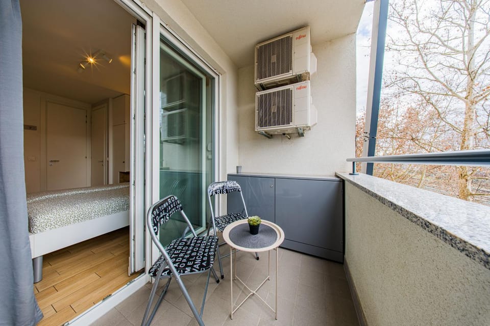 View (from property/room), Balcony/Terrace, Seating area