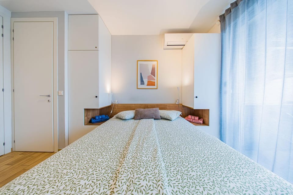Bed, Bedroom, towels, air conditioner