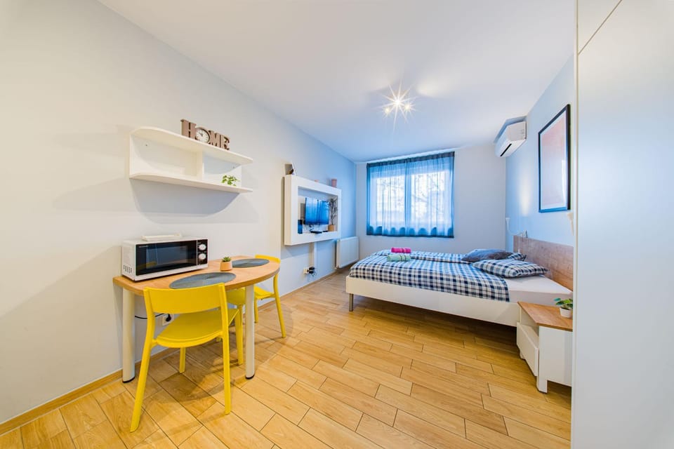 Bed, TV and multimedia, Dining area, microwave, towels, air conditioner