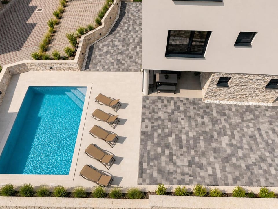 Swimming pool, sunbed