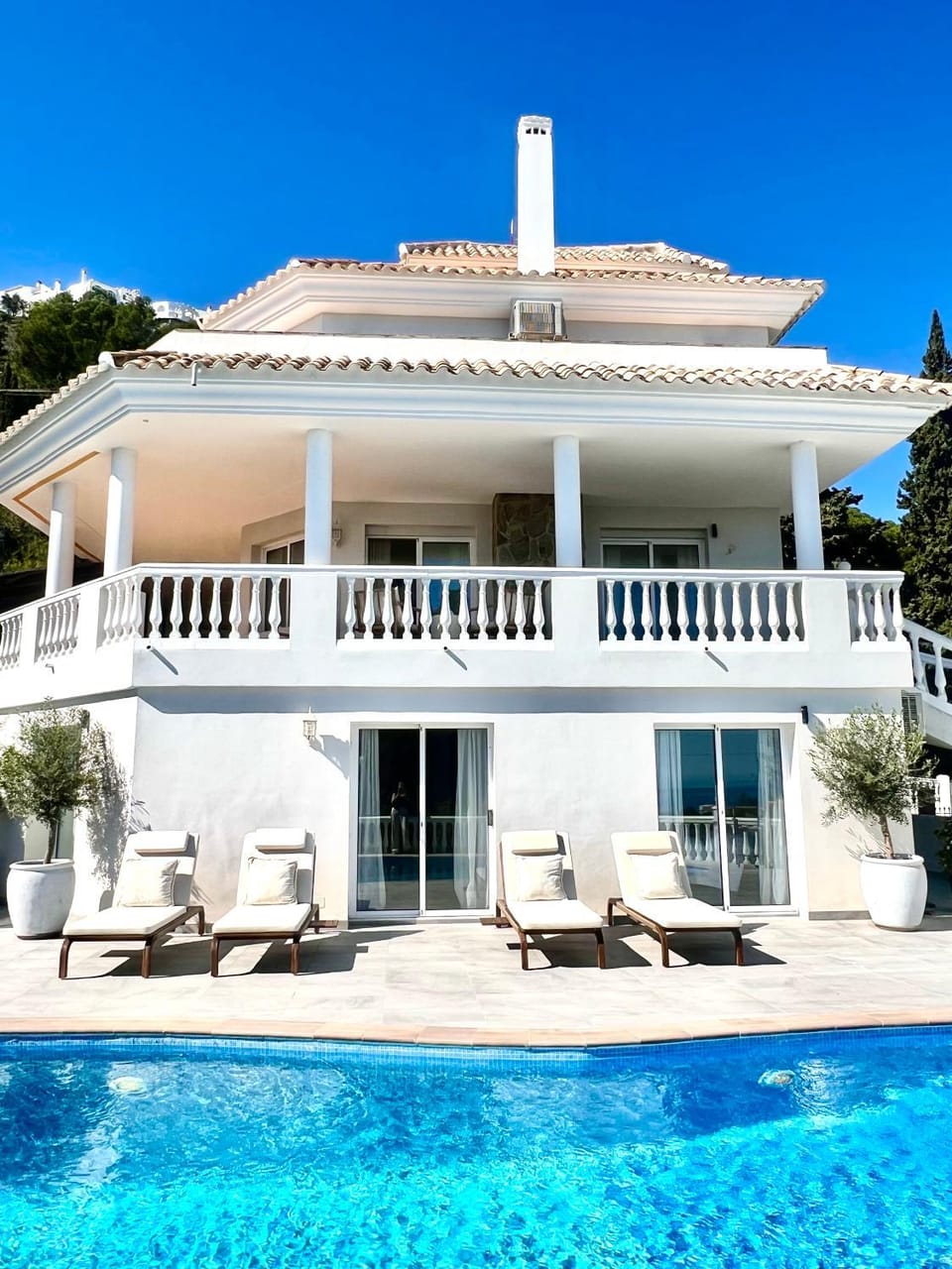 Property building, Balcony/Terrace, Pool view, Swimming pool, sunbed