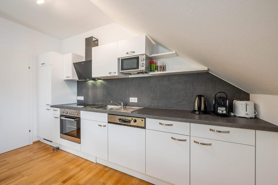 Coffee/tea facilities, Kitchen or kitchenette, microwave, oven, toaster