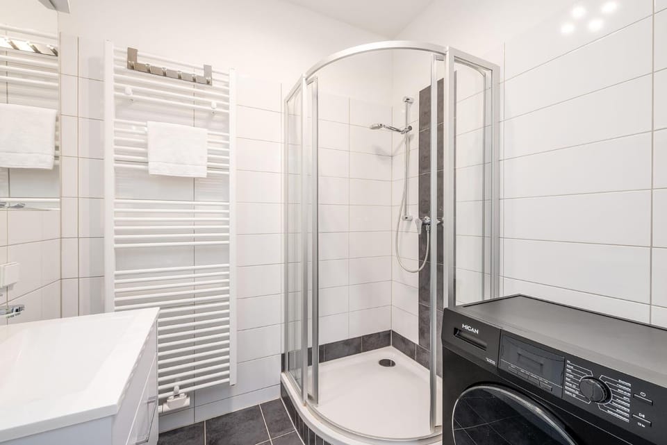 Shower, Bathroom, towels, washing machine