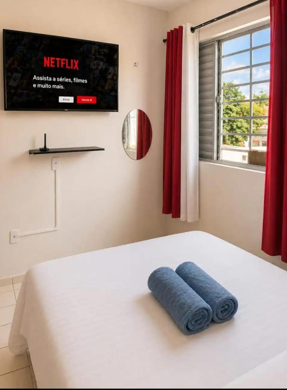 Bed, TV and multimedia, Photo of the whole room, Bedroom, towels