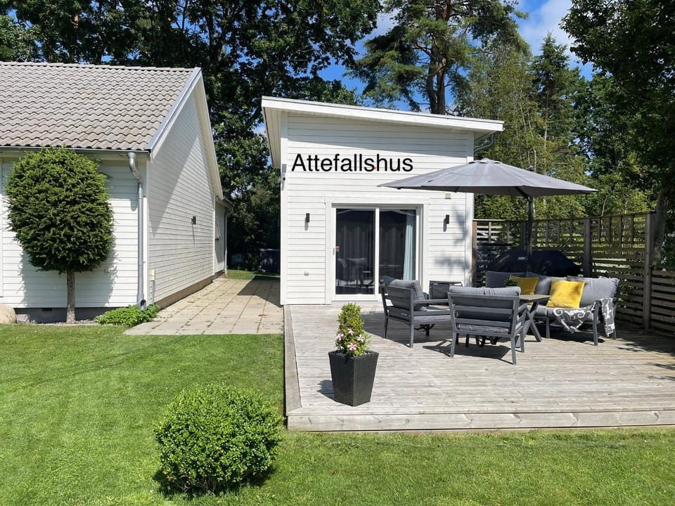 Property building, Patio, Spring, Day, Garden, Garden view