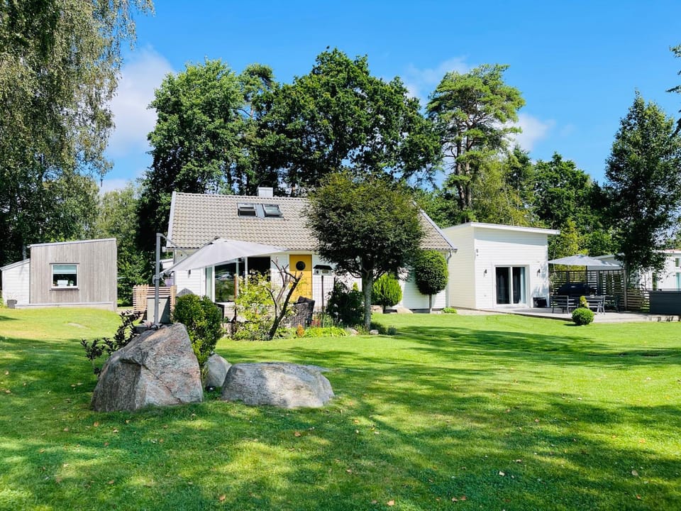 Property building, Day, Natural landscape, Garden, Garden view