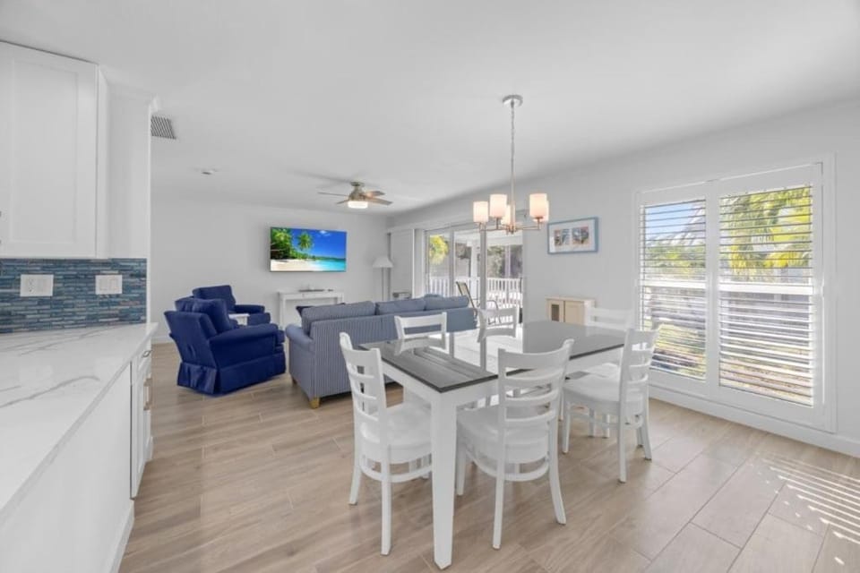 Seashells Unit 19- Sanibel Sunset Apartment in Sanibel Island