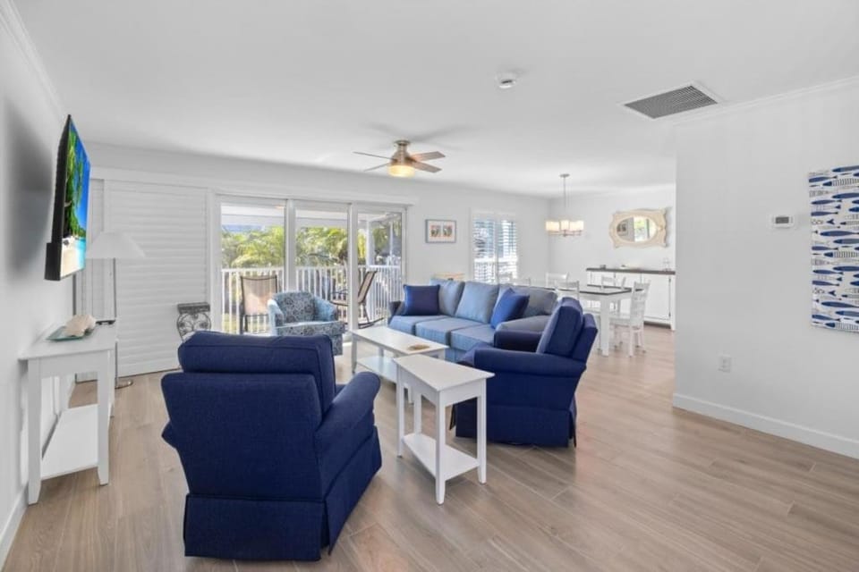 Seashells Unit 19- Sanibel Sunset Apartment in Sanibel Island