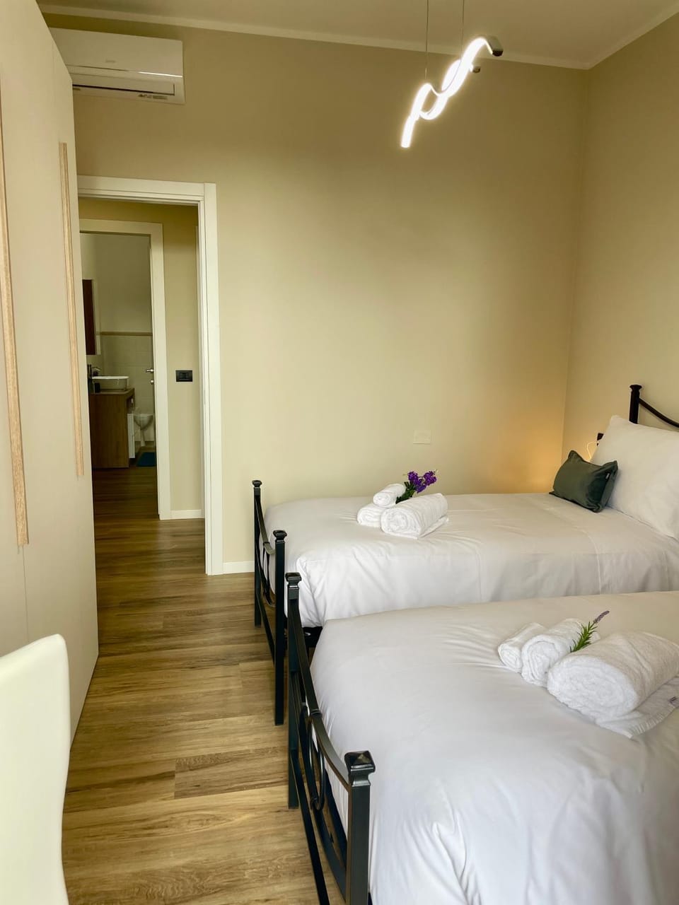 Bed, Bedroom, towels