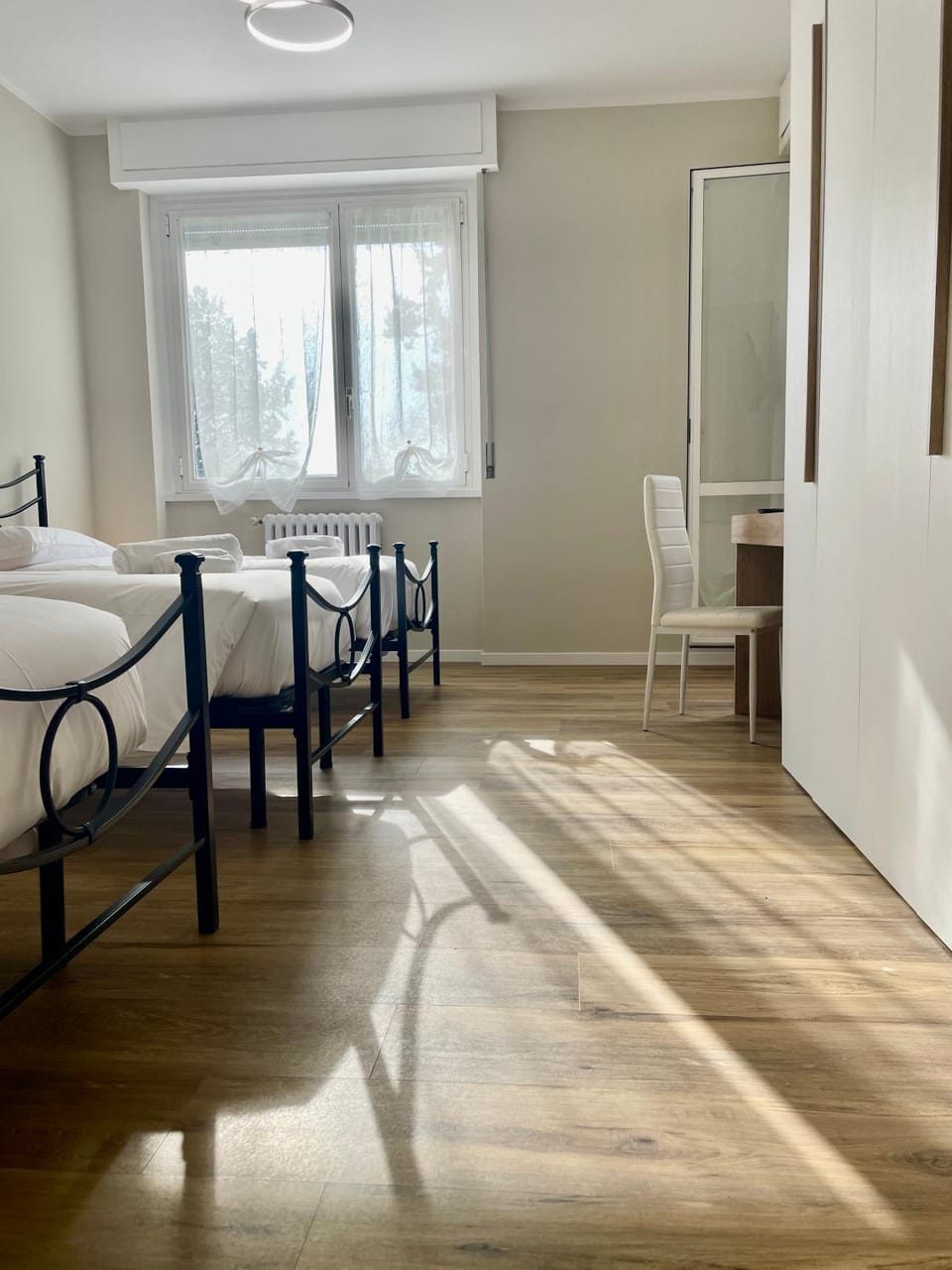 Bed, Bedroom, towels