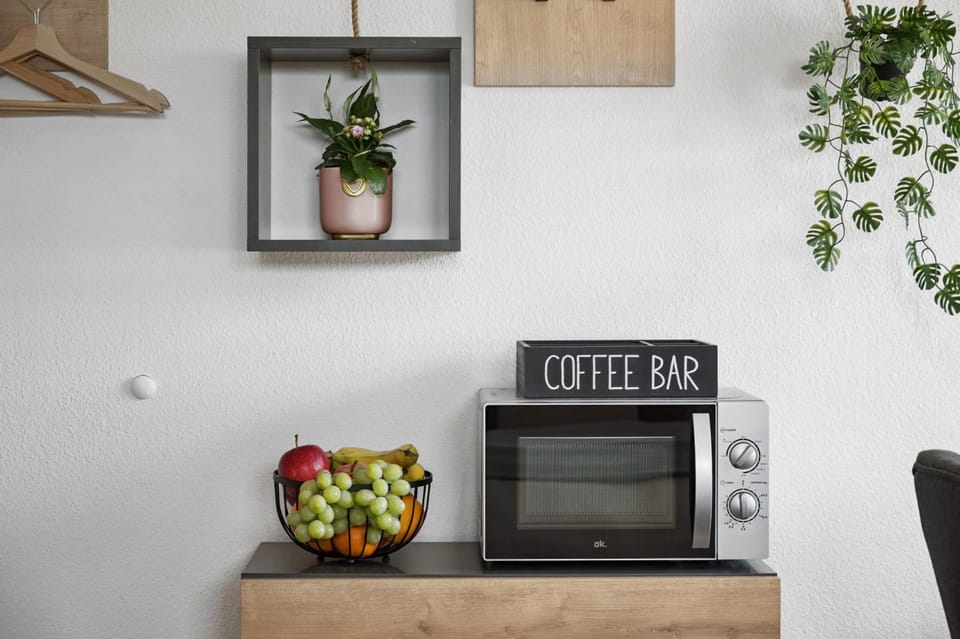 Coffee/tea facilities, Decorative detail, microwave