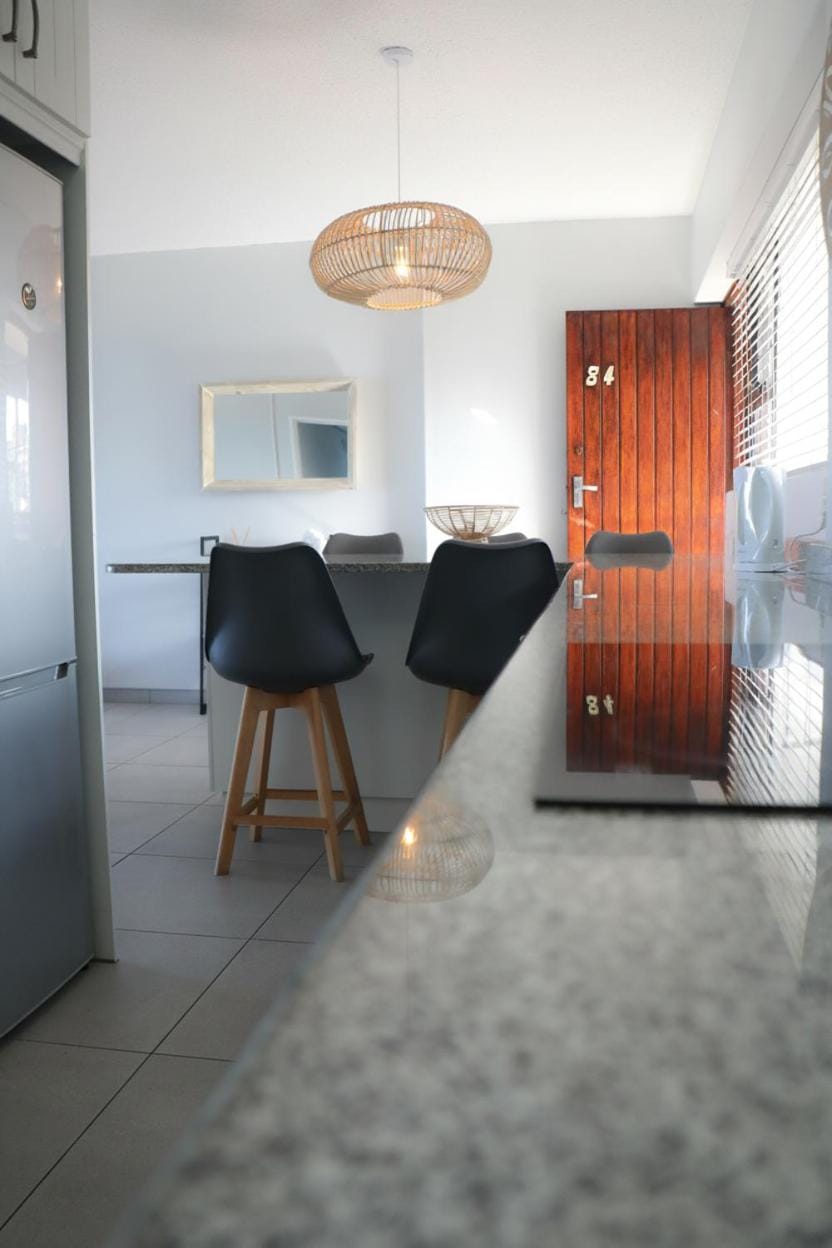 Kitchen or kitchenette, Seating area, Dining area