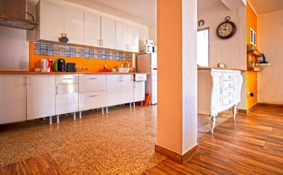 Kitchen or kitchenette, minibar, stove