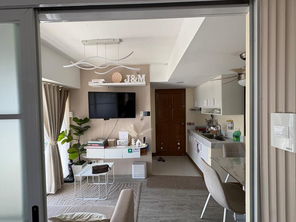 Photo of the whole room, Dining area