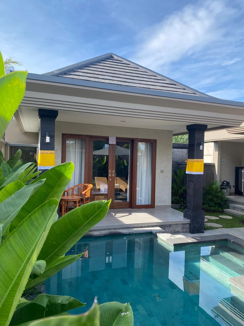 Property building, Day, Garden, Pool view, Swimming pool