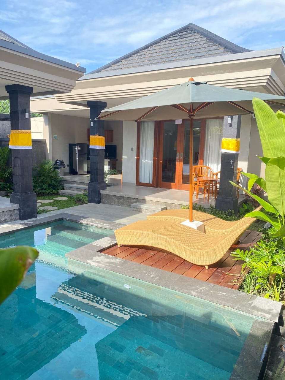 Property building, Day, Swimming pool